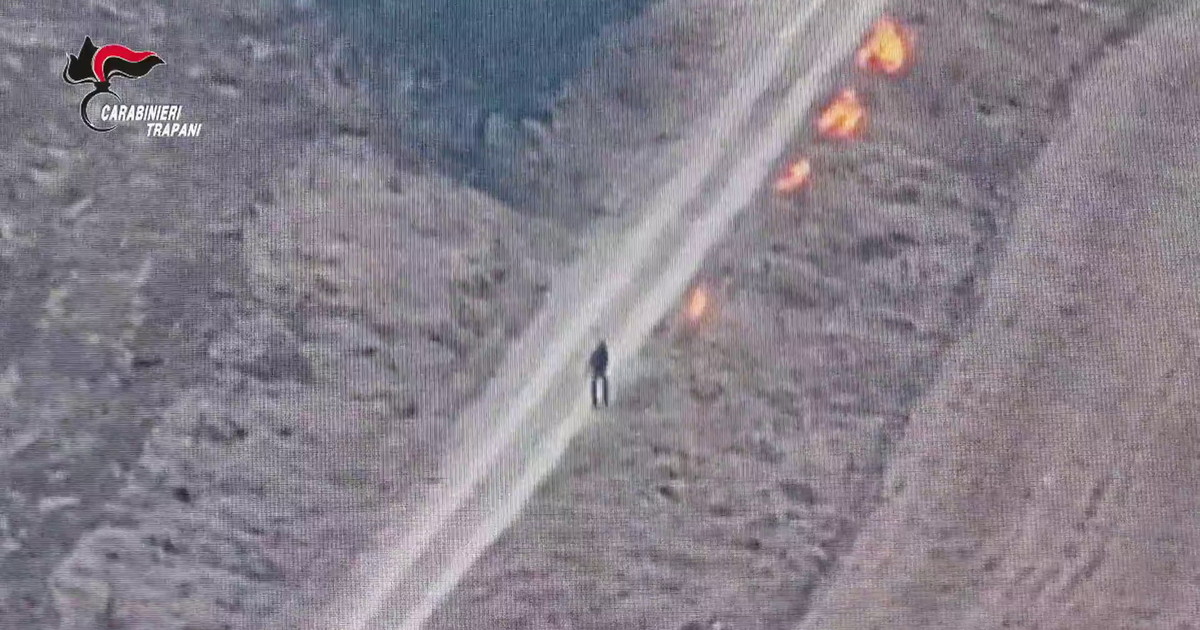 Incendio nel trapanese, autore del rogo ripreso mentre appicca il fuoco