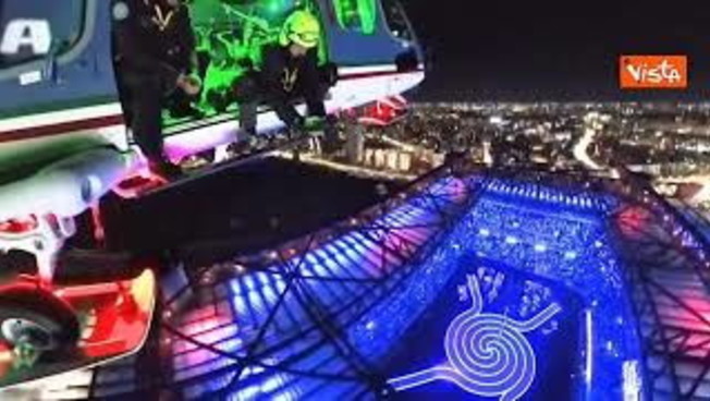 Cerimonia d'apertura Milano Cortina, la visuale dall'alto dall'elicottero della Polizia di Stato