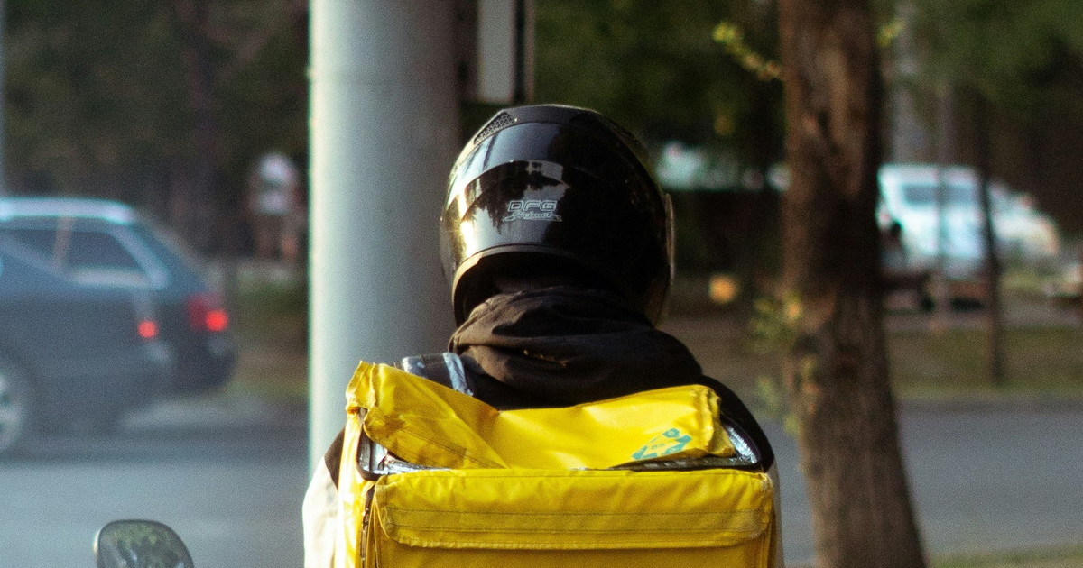 Glovo sotto inchiesta per caporalato: "Rider sfruttati"; quanto prendono per una consegna