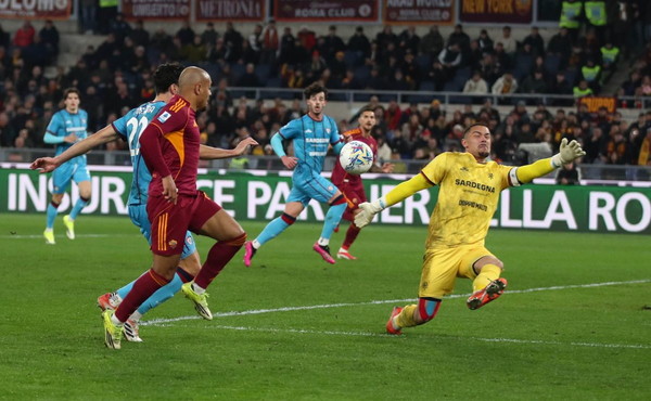 La Roma piega il Cagliari: doppietta di Malen e Juve agganciata