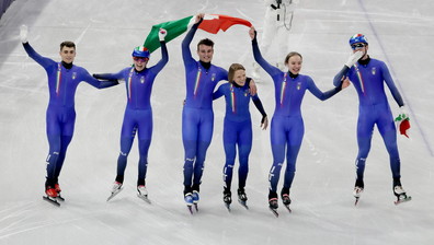 Italia d'oro nello short track staffetta mista. Fontana nella storia