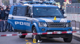 Milano, muore dopo la sparatoria: i poliziotti che si sono difesi ora sono indagati per omicidio