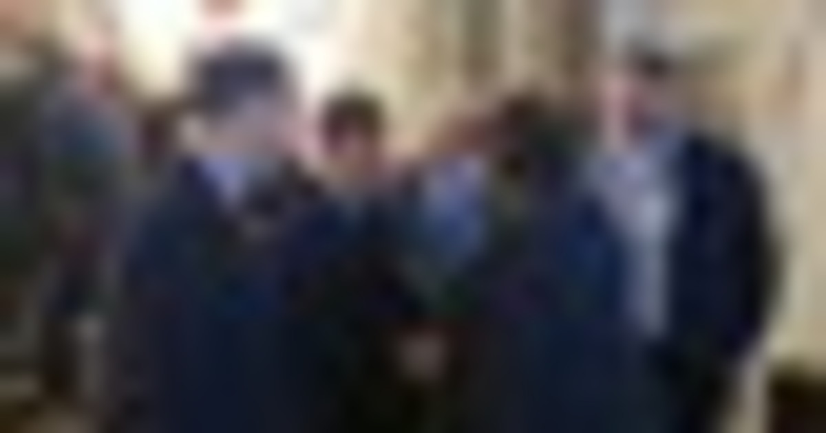 Foibe, stretta di mano tra Bocchino e presidente Consiglio Toscana