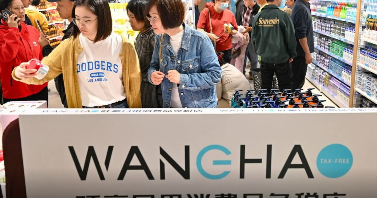 Cina, nell'isola di Hainan boom di acquisti nei nuovi negozi duty free