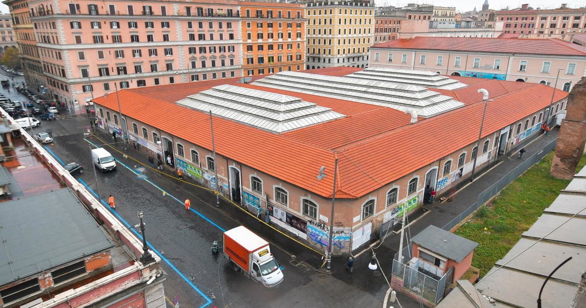 Mazze chiodate e coltelli: rissa tra nordafricani dietro al mercato rionale