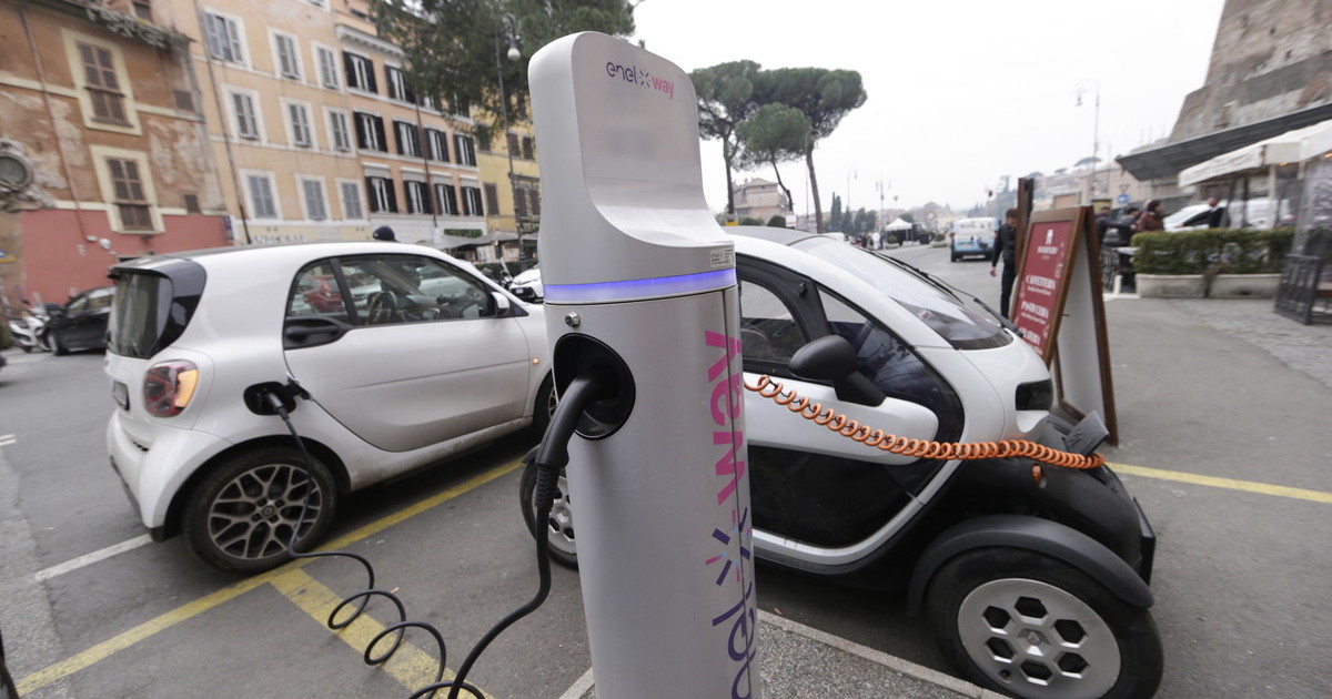 Stangata di Gualtieri sulle auto elettriche, permesso Ztl a mille euro