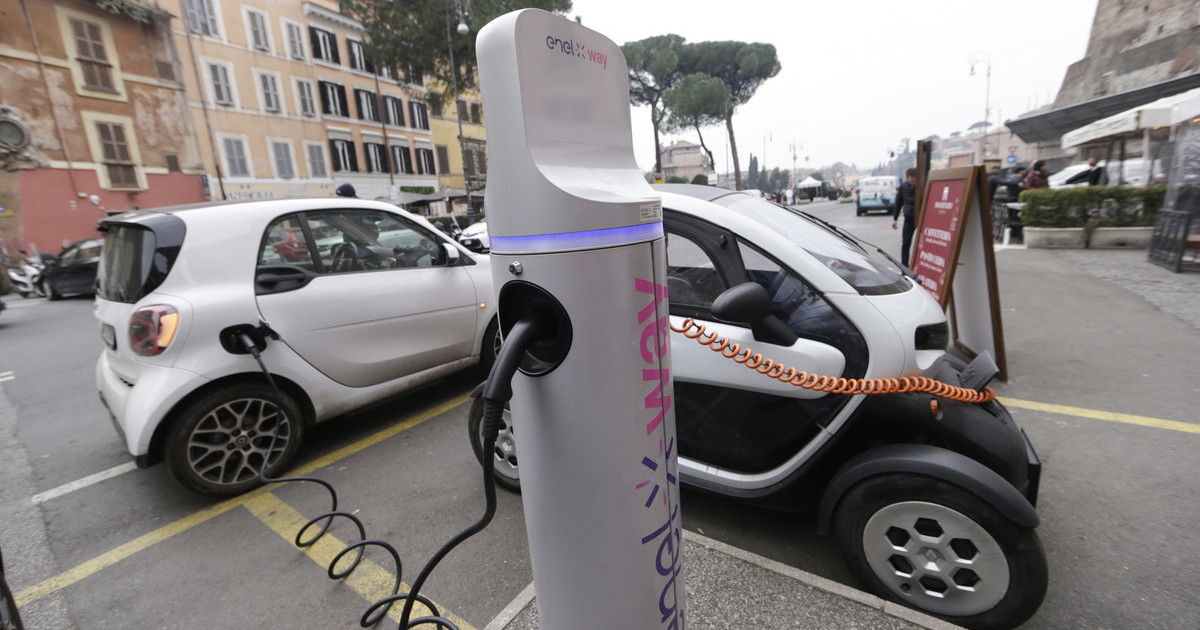 Stangata di Gualtieri sulle auto elettriche, permesso Ztl a mille euro
