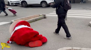 Choc durante il servizio tv, Gabibbo preso a botte: come lo hanno ridotto