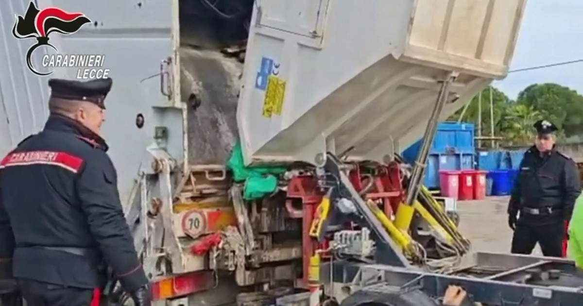 Getta per errore 20 lingotti d'oro nei rifiuti nel Leccese, recuperati