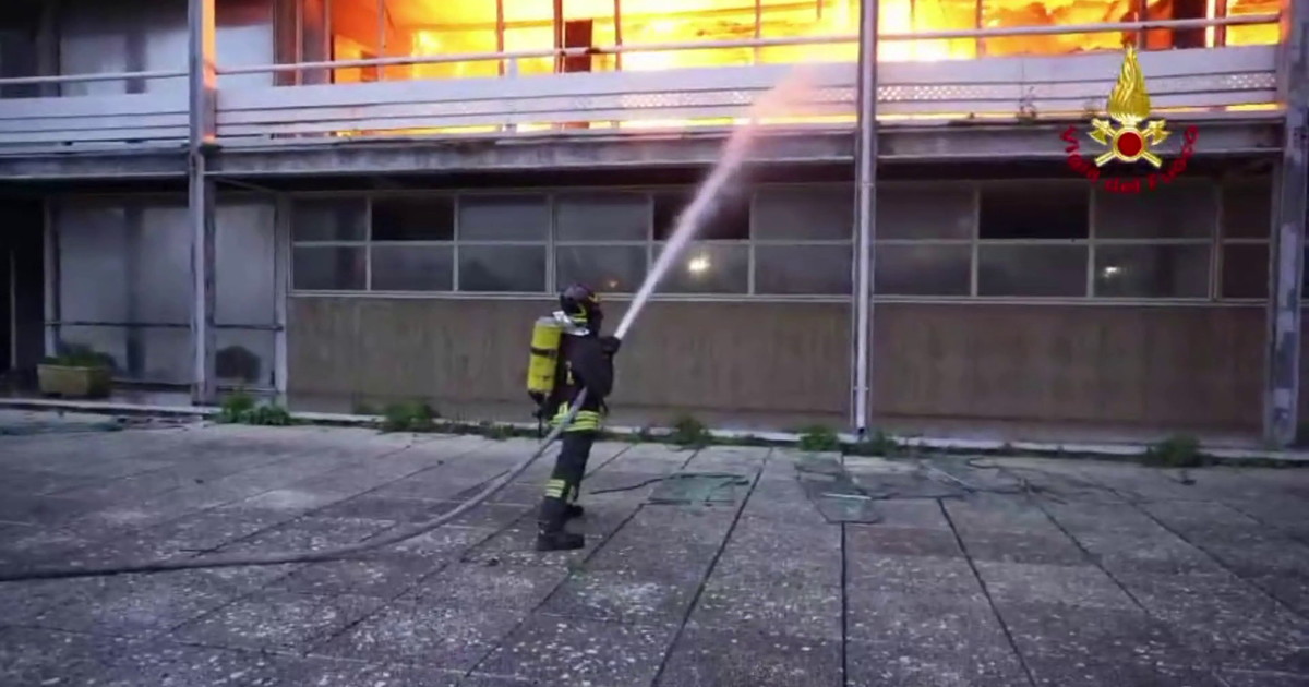 A Palermo spento l'incendio in un capannone nella zona industriale di Brancaccio