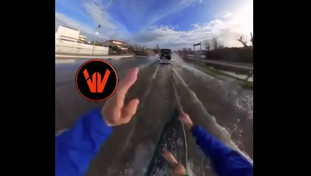 Dopo le piogge si fa sci nautico... in strada. Il video assurdo | <span style=color: rgb(153, 0, 0);>GUARDA</span>
