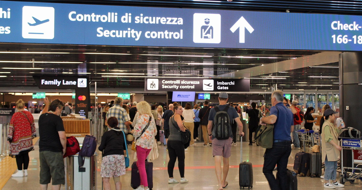 Sciopero degli aerei, i sindacati non arretrano. Salvini: “Sarà precettazione"