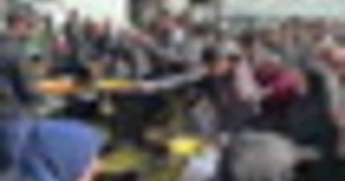 Gaza, file per un pasto caldo nelle mense solidali