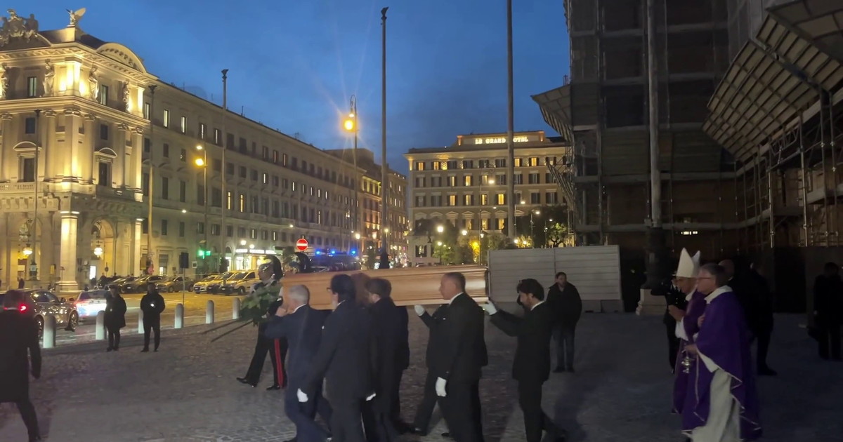 A Roma i funerali di Antonio Zichichi, le immagini dell'uscita del feretro