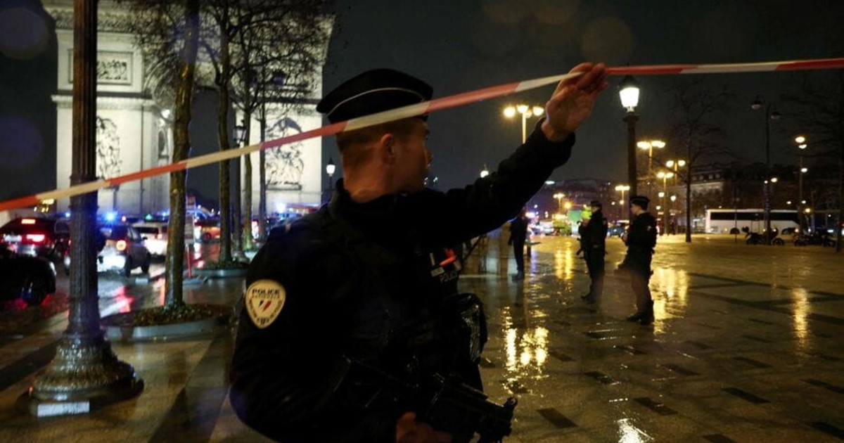 Parigi, estremista islamico aggredisce i poliziotti sotto l'Arco di Trionfo: ucciso