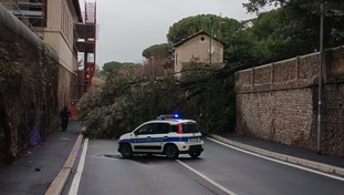 Maltempo, a Montesacro crolla un muro. Allagamenti a Ostia e Fiumicino
