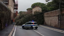 Maltempo, a Montesacro crolla un muro. Allagamenti a Ostia e Fiumicino