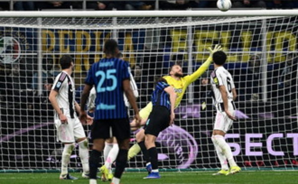 L'Inter piega 3-2 la Juve e prova la fuga in vetta