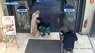 Paura in un centro commerciale a Bergamo: uomo afferra una bimba, fermato da genitori e passanti