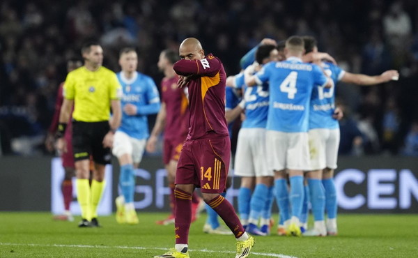 Alla Roma non basta Malen, il Napoli non molla e al Maradona finisce 2-2
