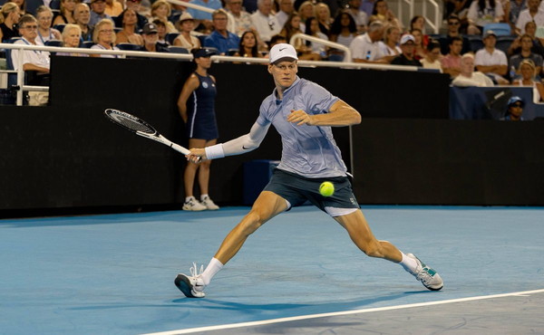 Buona la prima di Sinner a Doha, Machac ko in 2 set