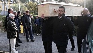 Tragedia di Crans Montana, nuova perizia sulle vittime italiane. Crescono i dubbi sugli arredi