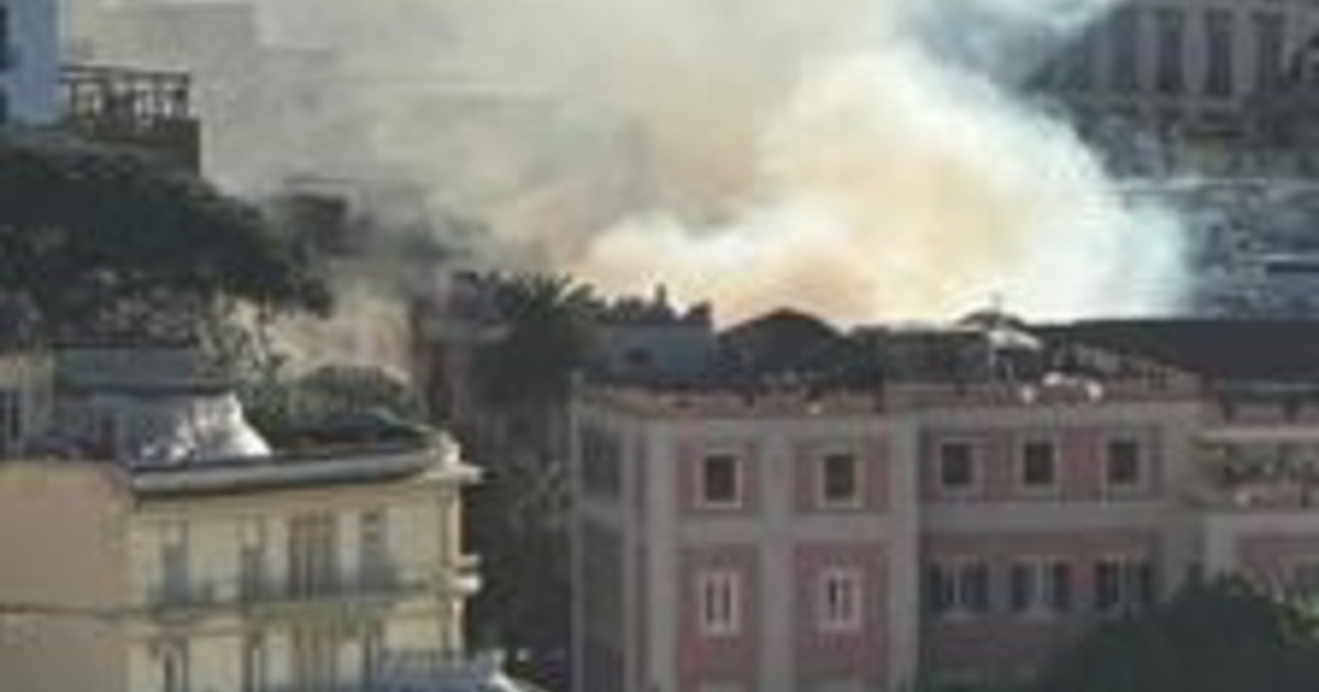 Incendio a Napoli, crolla la volta del teatro Sannazzaro. Sgomberati i palazzi vicini Incendio a Napoli, crolla la volta del teatro Sannazzaro. Sgomberati i palazzi vicini
