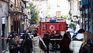 Sannazaro, il sindaco: "Ricostruiremo il teatro". Danneggiati dal fuoco 12 appartamenti