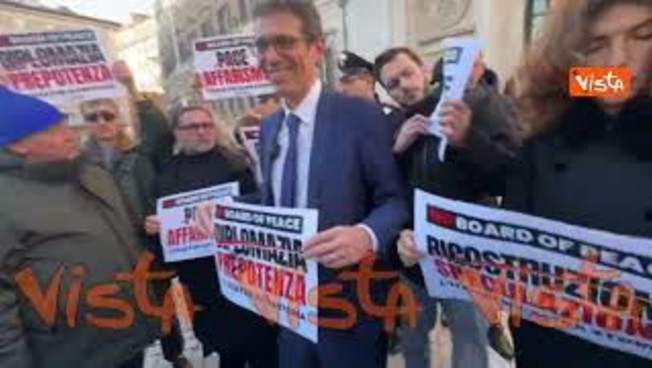 Flashmob di +Europa contro partecipazione dell'Italia al Board of Peace for Gaza