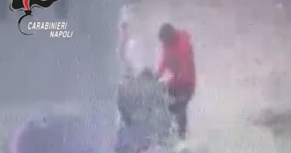 Un altro ladro di bambini. Panico al supermercato, arrestato un ghanese | VIDEO