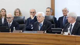 Mattarella chiede di abbassare i toni E la sinistra lo tira per la giacca