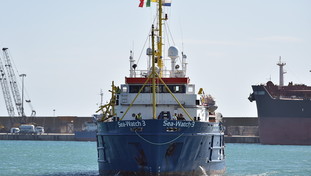 Altro favore delle toghe rosse alle ong: revocato il fermo della Sea-Watch 5