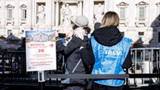 Alla Fontana di Trevi addetti alla biglietteria pagati 4,50 euro l'ora