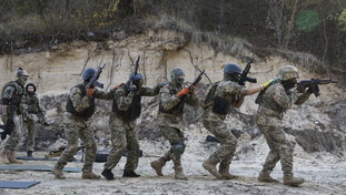 Ue, proposta choc dell'Estonia: vietare l'ingresso ai mercenari russi nell'area Schengen