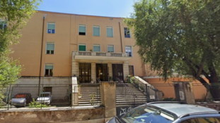 Guardie giurate armate per proteggere il Municipio. E i vigili lì accanto?