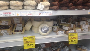 Rosicchiava solo la punta del formaggio nei supermercati: beccato dopo una lunga caccia
