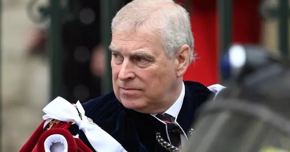 Blitz al Louvre: appese le foto del principe Andrea dopo l'interrogatorio