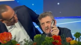 "Vi auguro tante polemiche". L'incursione di Fiorello in conferenza spiazza Conti | <span style=color: rgb(153, 0, 0);>GUARDA</span>