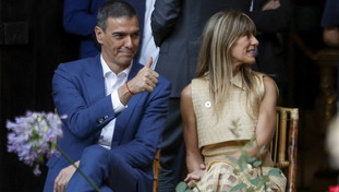 Finanziamenti e influenze, ma il processo alla moglie di Sanchez salta: la corte cambia le carte in tavola