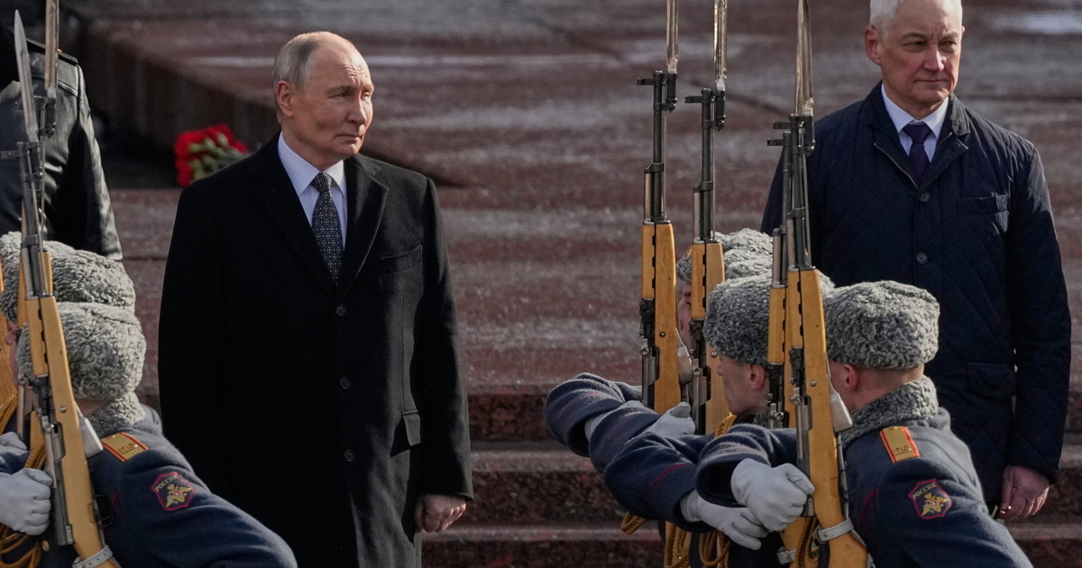 Attacco esplosivo contro la polizia, killer morto sul colpo. Mosca piomba nel caos