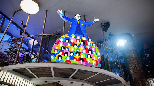 Sanremo 2026, le immagini dell'insegna luminosa dedicata a Pippo Baudo