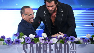 Sanremo democristiano? Conti spiazza tutti, chi ha invitato... E poi dicono TeleMeloni...