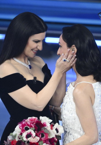 Sanremo 2026, la diretta della prima serata. L'omaggio a Baudo, Arisa incanta