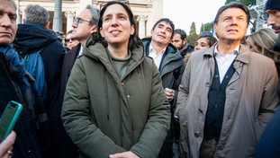 Elly si sgola per il referendum. Ma Conte la “brucia” e fa il dibattito con Nordio