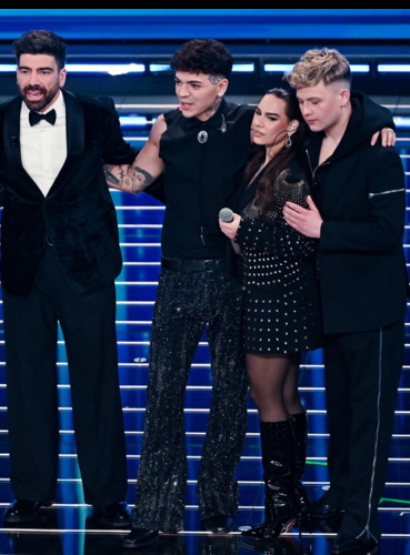 Sanremo 2026, dalle nuove proposte alle campionesse olimpiche | <span style=color: rgb(153, 0, 0);>DIRETTA</span>