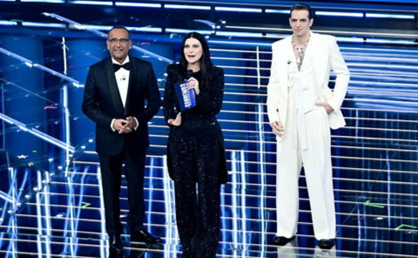 Sanremo, show di Lillo e omaggio Lauro alle vittime di Crans-Montana. Nella top 5 Paradiso, Lda e Aka 7even, Nayt, Fedez-Masini, Ermal Meta