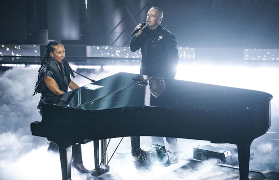 Duetto show di Ramazzotti e Alicia Keys. In top 5 Arisa, Sayf, Luchè, Serena Brancale e Sal Da Vinci.