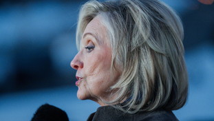 Epstein, il gelo di Hillary sulle vittime: Non sono qui per parlare di sentimenti