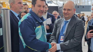 Al via il primo volo Aeroitalia con due cani di quasi 30 kg in cabina alla presenza del ministro Salvini