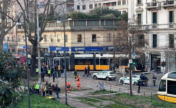 Due vittime e una quarantina di feriti il bilancio del tram deragliato a Milano